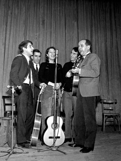 Primer recital de Lluís Llach, el 22 de marzo de 1967 en Terrassa, cantando con Martí Llauradó, Miquel Porter, Maria Amèlia Pedrerol y Delfí Abella. © Francino