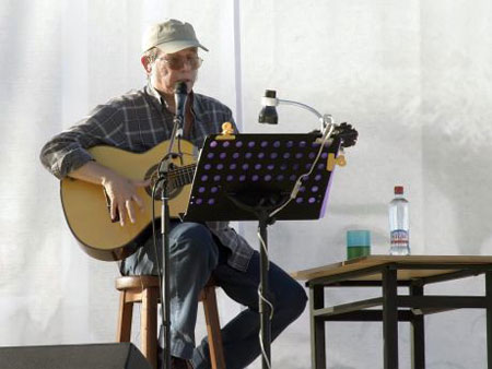 Silvio Rodríguez en un concierto en Talca (Chile). © UPI
