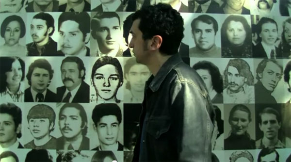 Feliu Ventura paseando por el Espacio para la Memoria y para la Promoción y Defensa de los Derechos Humanos (ex-ESMA) de Buenos Aires en un fotograma del documental «La memòria de la música»
