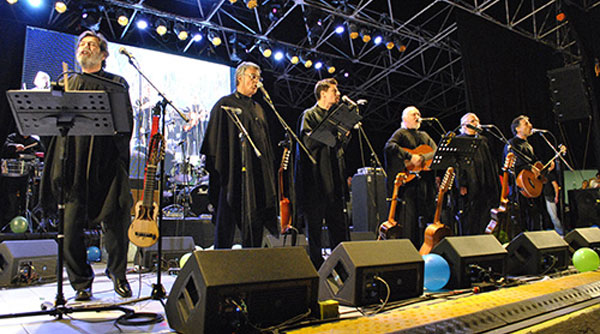 El Quilapayún-Carrasco el 17 de enero de 2013 en Quito (Ecuador) formado por Rubén Escudero, Fernando Carrasco, Ismael Oddó, Ricardo Venegas, Eduardo Carrasco y Caíto Venegas.