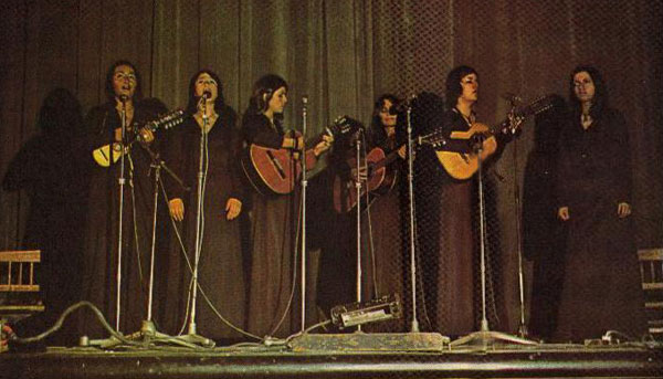 El Quilapayún-F en una foto   de la revista Ritmo publicada el 16 de enero de 1973. © Gentileza Germán Mollo
