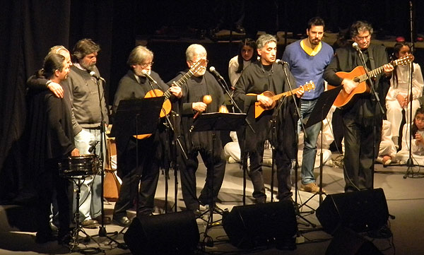 Los miembros del elenco europeo de Quilapayún-Carrasco invitaron a sus compañeros chilenos para interpretar «La muralla». © Víctor Tapia