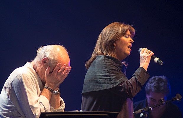 Joan Isaac emocionado con la interpretación de Maria del Mar Bonet. © Xavier Pintanel