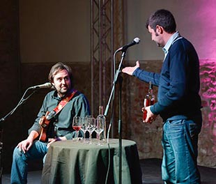Roger Mas maridó un vino rosado con sus primeras canciones. © Decanta