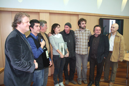 De izquierda a derecha: Lluís Gendrau, Ismael Inarejos, Costa, Clara Andrés, Lluís Llach, Roger Mas, Ramon Muntaner y Lluís Marrasé. &copy Xavier Pintanel