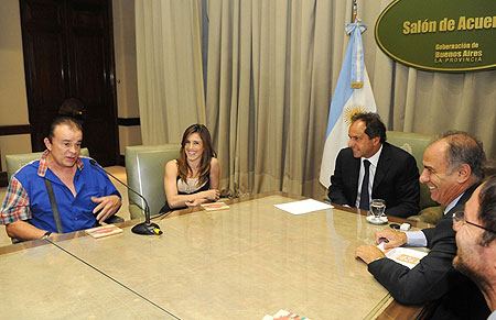 Antonio Tarragó Ros, Soledad Pastorutti y el Gobernador de la provincia de Buenos Aires, Daniel Scioli y el titular del Instituto Cultural, Juan Carlos D'Amico.  