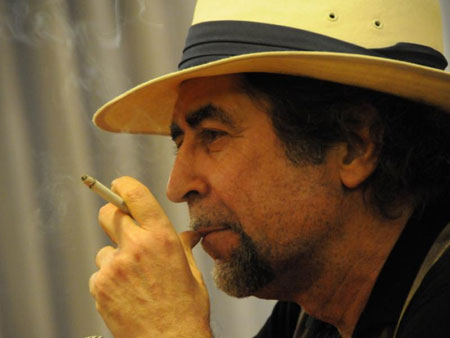 Joaquín Sabina fumando el cigarrillo de la discordia. 