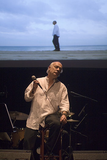 Joan Isaac en l'Auditori de Barcelona ante una fotografía de Juan Miguel Morales. © Xavier Pintanel