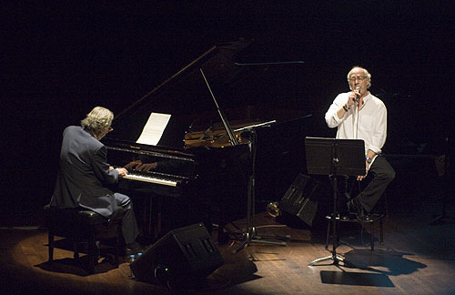 Joan Isaac acompañado por una leyenda del piano: Francesc Burrull. © Xavier Pintanel