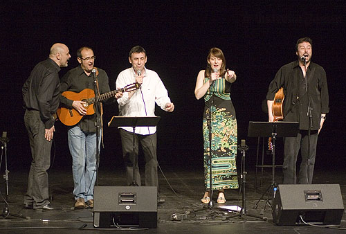 Homenaje a Jose Antonio Labordeta. De izquierda a derecha: Gabriel Sopeña, Eduardo Paz, Joaquín Carbonell, María José Hernández y Ángel Petisme. © Xavier Pintanel