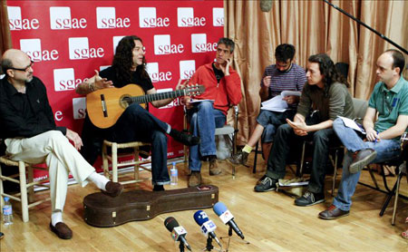 El músico almeriense Tomatito durante la clase magistral que impartió hoy dentro de las actividades formativas de la Fundación Autor de la SGAE, en Madrid. © EFE