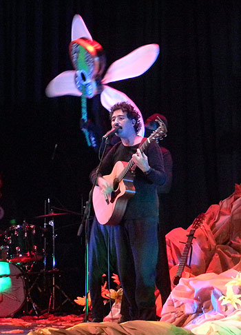 Manuel García ante su «guitarra-libélula». © Víctor Tapia