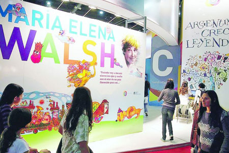 Homenaje a María Elena Walsh en el marco de la 37ª Feria Internacional del Libro en Buenos Aires. 