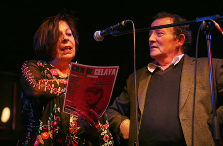 Nati Sucarrat, sobrina de Gabriel Celaya, recibe de Fernando G. Lucini el póster del homenaje firmado por todos los participantes. © Juan Miguel Morales