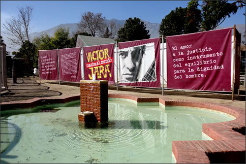 Detalle de la exposición «Víctor Jara canta al mundo» en el Parque por la Paz Villa Grimaldi. 