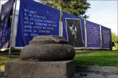 Detalle de la exposición «Víctor Jara canta al mundo» en el Parque por la Paz Villa Grimaldi.