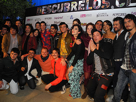 Foto de grupo en la fiesta de presentación del los doce nuevos artistas chilenos. 