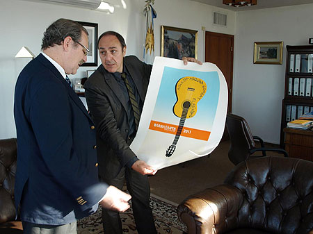 Pere Camps, director del BarnaSants, entregándole al Ministro de Cultural de la República Oriental del Uruguay Ricardo Ehrlich, una serigrafía basada en la fotografía de Juan Miguel Morales que sirvió de base para el cartel del Festival de este año.