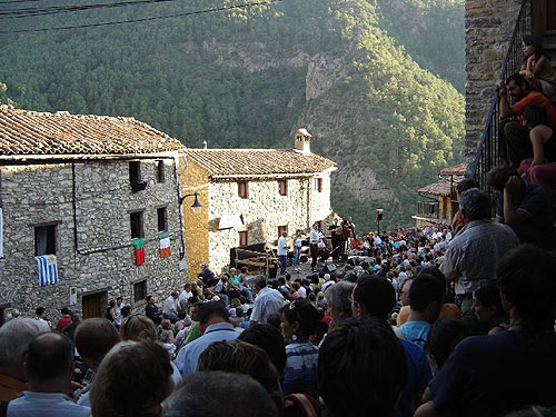 Encuentro de acordeonistas en Arsèguel, pueblo situado en el Pirineo central, a pocos kilómetros de las fronteras francesa y andorrana.  