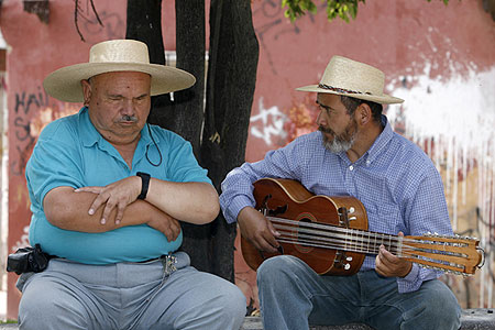 Santos Rubio junto a su hermano menor, Alfonso, ambos payadores y guitarroneros, en una de las últimas fotografías juntos que se conocen. Fue tomada en Pirque en 2008. © Claudio Vera/EMOL