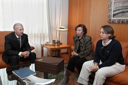 El presidente de las Cortes aragonesas, Francisco Pina, con Juana de Grandes, viuda de José Antonio Labordeta y una de sus hijas. © Cortes de Aragón