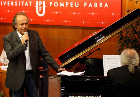 Serrat, durante su acto de investidura en la UPF cantando «Seria fantàstic» acompañado al piano por Josep Mas Kitflus. © Antonio Moreno