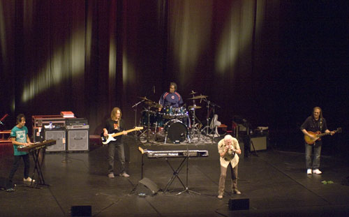 John Mayall con su nueva banda. © Xavier Pintanel