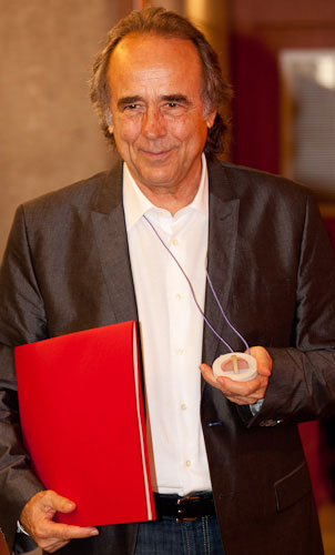 Joan Manuel Serrat en el acto de investidura de Doctor Honoris causa por la Universitat Pompeu Fabra. © UPF