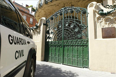 La guardia civil ante la sede de la SGAE. 