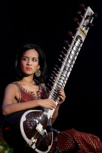 Anoushka Shankar, hija del músico indio Ravi Shankar, durante una actuación. © EFE