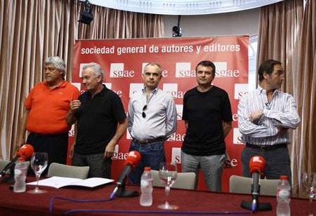 La comisión rectora de la SGAE hoy en la sede de la entidad. De izquierda a derecha, Caco Senante, Víctor Manuel, Sabino Méndez, Ernesto Caballero y Juan Ignacio Alonso. © EDUESFOTO