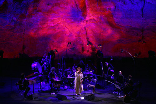 Maria del Mar Bonet interpretando «El Cant de la Sibil·la» en el Teatre Grec de Barcelona. © Xavier Pintanel
