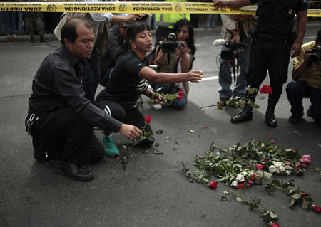 Flores en el lugar donde se produjo el terrible asesinato. © REUTERS