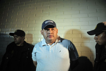 El supuesto intermediario en el asesinato del cantautor argentino Facundo Cabral, identificado como Elkin Enrique Vargas Hernández, fue presentado hoy por las autoridades guatemaltecas. Junto a él, tambien fue capturado otro sujeto. © Johan Ordonez/AFP