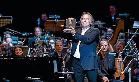 Joan Manuel Serrat, con la Medalla de Honor del festival de Peralada, que le fue entregada el viernes. © Miquel González