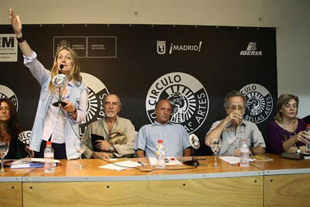 La asamblea general de socios en el Círculo de Bellas Artes. En el centro el dramaturgo Fermín Cabal. © EDUESFOTO.COM