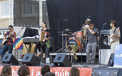 Pascuala Ilabaca con su grupo Fauna en el Festival desFOLCa't de Calaf, su primer concierto en Europa. © Xavier Pintanel