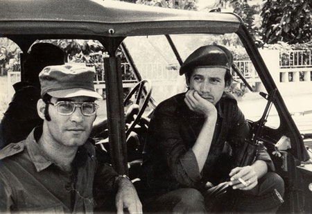 Vicente Feliú i Silvio Rodríguez en Cabinda (Angola) en febrero de 1976. 