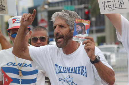 Exiliados cubanos protestan por el concierto de Pablo Milanés en Miami. © EPA