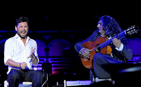 Miguel Poveda acompañado a la guitarra por Manuel Moreno Junquera «Moraíto Chico»  © Maxi del Campo