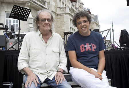 Luis Eduardo Aute y Pedro Guerra en la fachada Sur del Palacio de La Magdalena. 