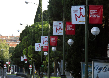 Las calles de Madrid anuncian la visita del Papa. 