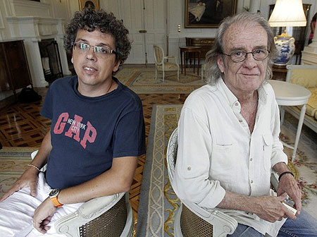 Los cantautores Luis Eduardo Aute y Pedro Guerra posan en el Palacio de La Magdalena, sede de la Universidad Internacional Menéndez Pelayo de Santander. © Esteban Cobo/EFE