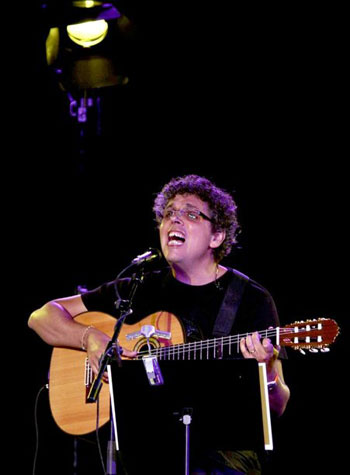 Pedro Guerra, durante su actuación en el 57 Festival de Mérida, ofreciendo su recital «Hijas de Eva». © EFE