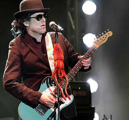 Andrés Calamaro durante su actuación en el Festival Pirineos Sur de Sallent, Huesca, el pasado 17 de julio. © EFE