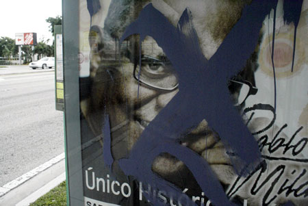 Un afiche en el barrio de Kendall de Miami del 13 de agosto 2011, promociona el concierto de Pablo MIlanés. © Manuel Rueda/REUTERS