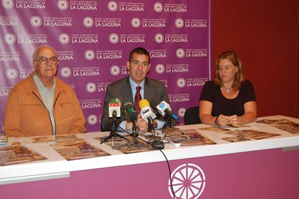 De izquierda a derecha: Elfidio Alonso, director de los Sabandeños; Fernando Clavijo, Alcalde de La Laguna y Julia Dorta, concejal en funciones de Fiestas. 