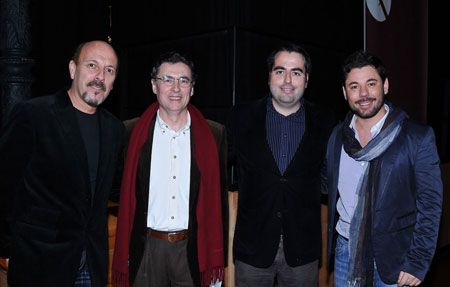 De izquierda a derecha Javier Ruibal, Juan Manuel Fernández, Luis García Gil y Miguel Poveda; el pasado 11 de enero de 2011 durante la presentación del libro «Serrat, cantares y huellas» en Cádiz. © Fernando Fernández