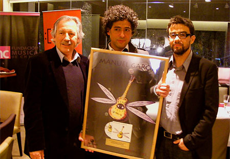 Manuel García recibiendo el disco de oro por su álbum «S/T» de manos de Alejandro Guarello (izquierda). © Cortesía Oveja Negra