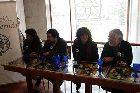 Conferencia de prensa en la Casa Museo La Chascona. De izquierda a derecha: Carlos Elgueta, Daniel Cantillana, Roberto Márquez y Jorge Coulon. 